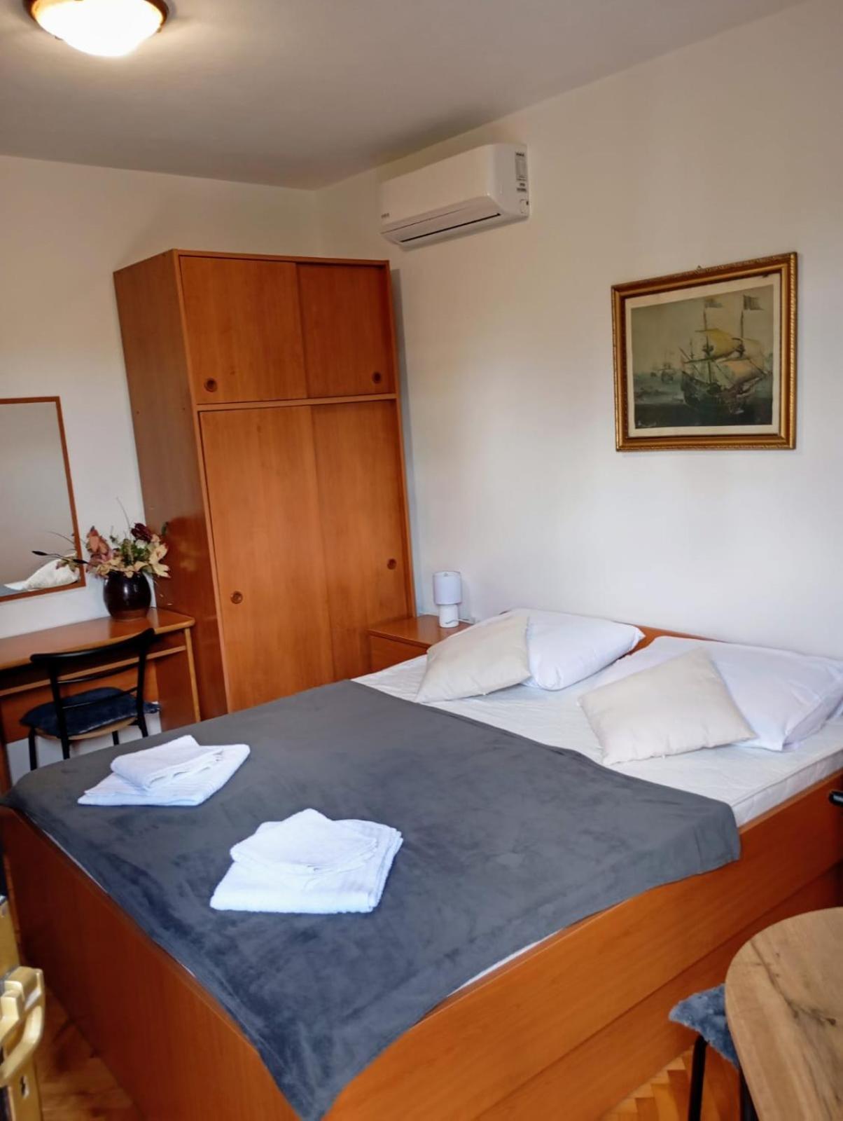 Rooms Helena Krk Town Eksteriør bilde